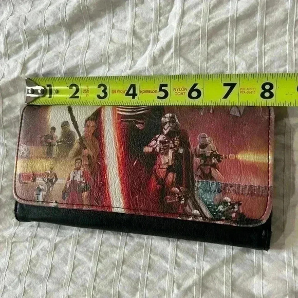 Kylo Wren Star Wars Loungefly Trifold Wallet - Picture 8 of 9